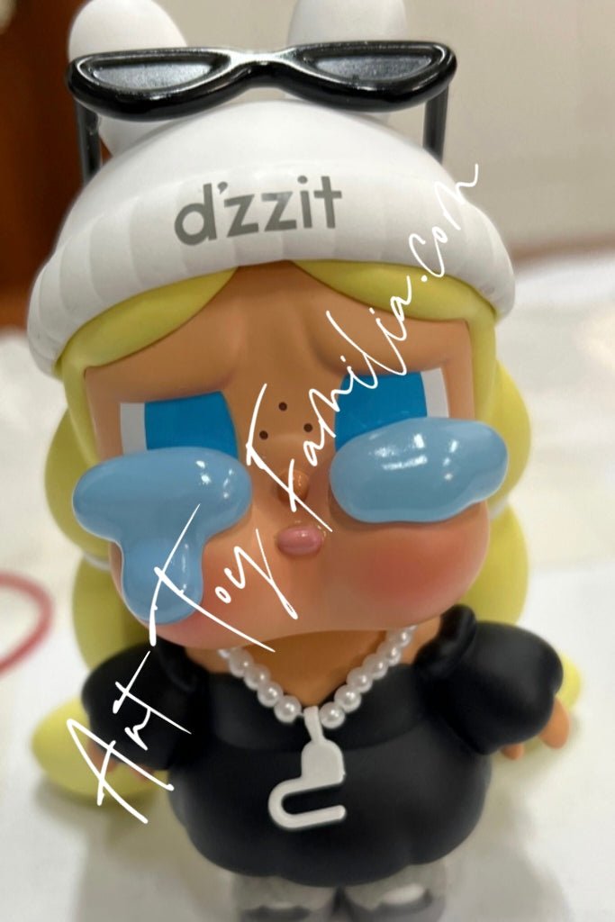 crybaby-dzzit-pearl-figurine-POP Mart Crybaby